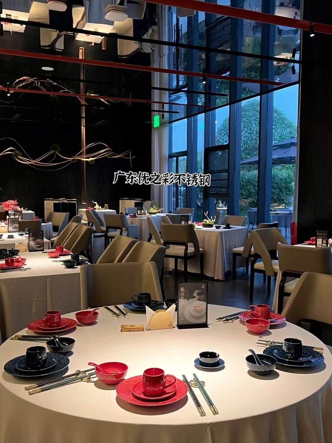 揭秘黑色鏡面蜂窩板：未來(lái)建筑的"隱形鎧甲"是如何煉成的？